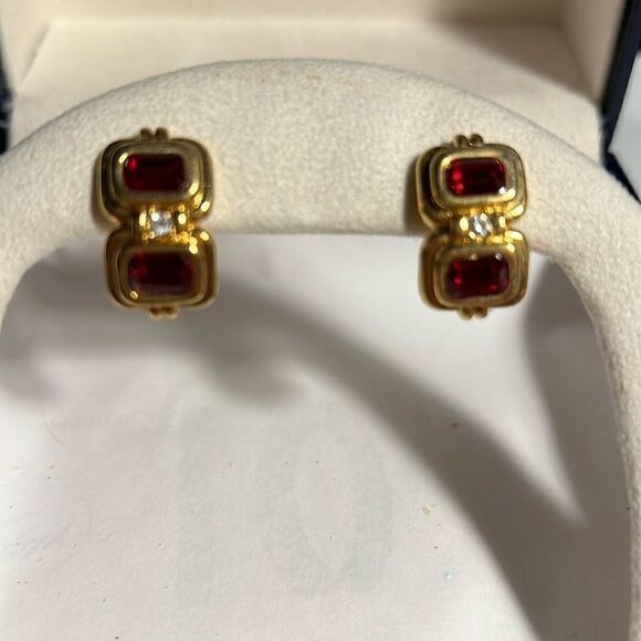 Vintage Avon Glamorous Touch with Ruby red pierced earrings. - Picture 1 of 4